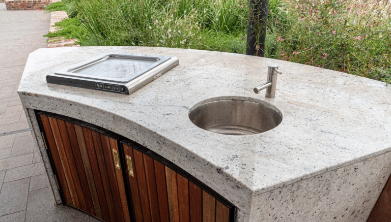 Kamienne grille i kuchnie ogrodowe – pomysły na funkcjonalną strefę BBQ