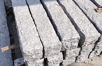 Gespaltene Granit-Palisaden mit rustikalem Charakter