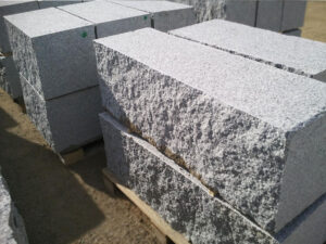 Buce granitowe cięte