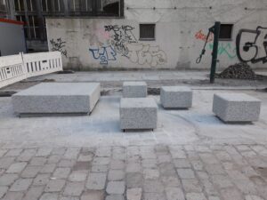 Bloki granitowe – siedziska