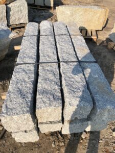 Słupki granitowe łupane
