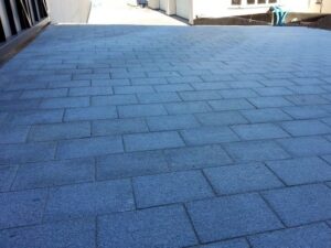 Podjazd z płyt granitowych